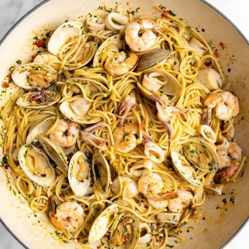 CREAMY PASTA WITH CLAMS & PRAWNS 